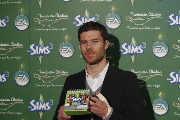 Xabi Alonso presenta el calendario solidario de Los Sims