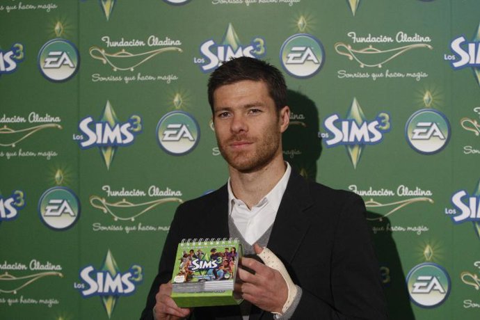 Xabi Alonso presenta el calendario solidario de Los Sims