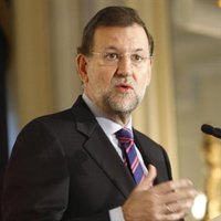 Rajoy tilda de "absurdo" el debate sobre retirada de los crucifijos y dice que Gobierno "está para gobernar"