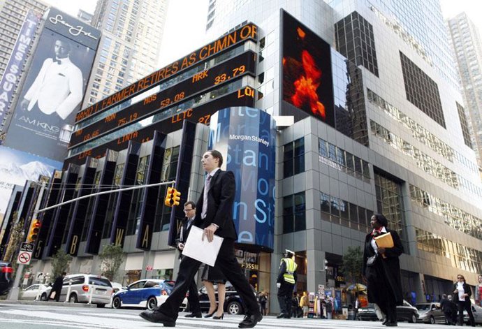 Gente va a trabajar en New York