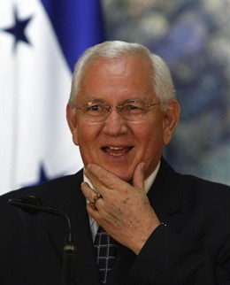 Roberto Micheletti y Manuel Zelaya firman un acuerdo que pone fin a la crisis en