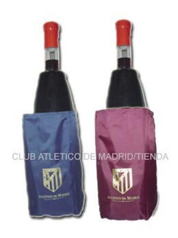 Botellas de vino enfriadas con unas fundas del Atlético de Madrid