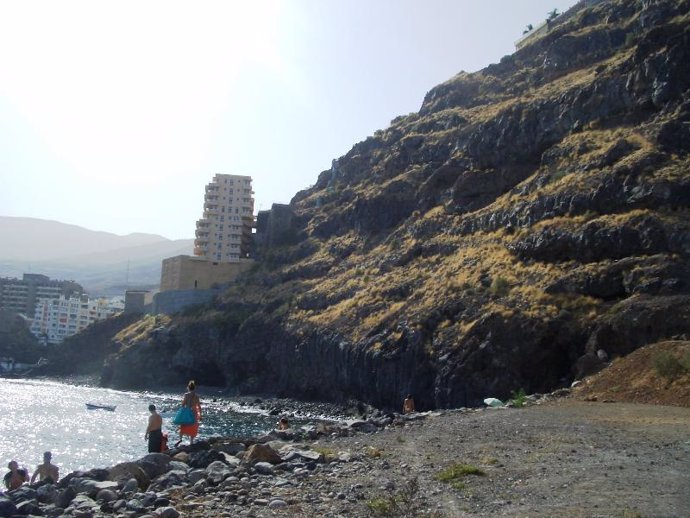 El sendero pasaría a 30 metros de la costa de Tabaiba