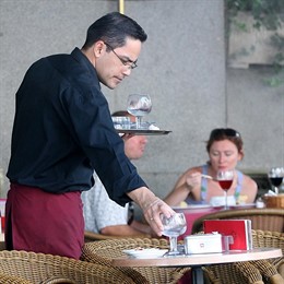 Camarero sirviendo una mesa