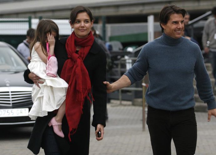 Los actores Tom Cruise y Katie Holmes y su hija Suri, en Sevilla