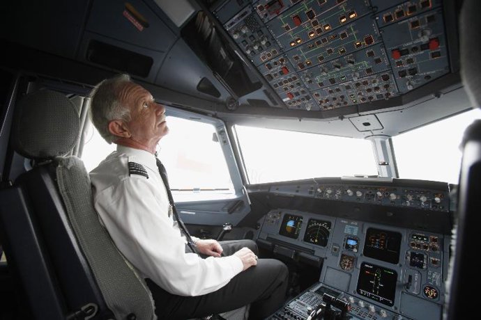 Piloto en la cabina de un avión.