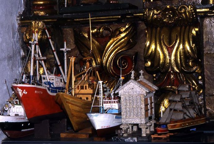 Barcos en miniatura en en el interior del santuario.