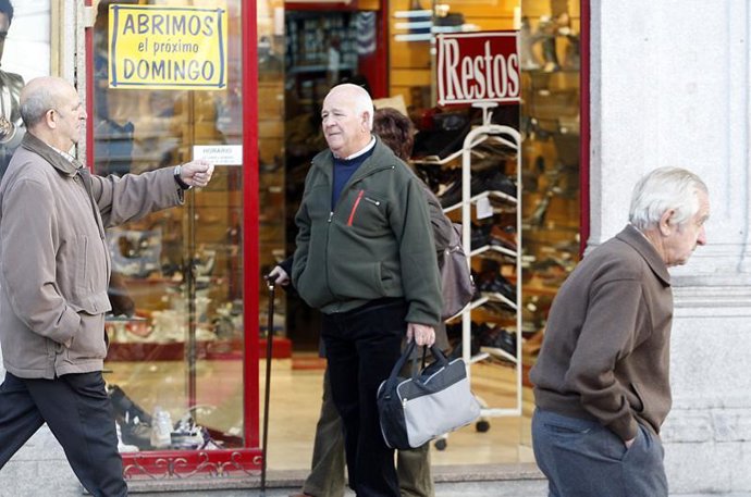 Imagen de jubilados, ancianos paseando