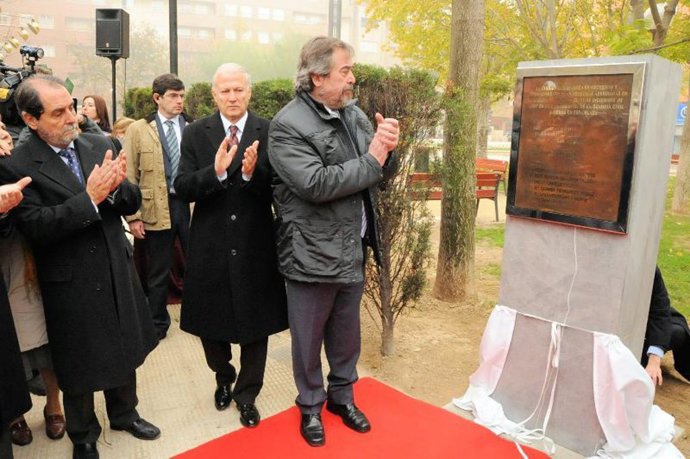 Monolito víctimas atentado casa cuartel