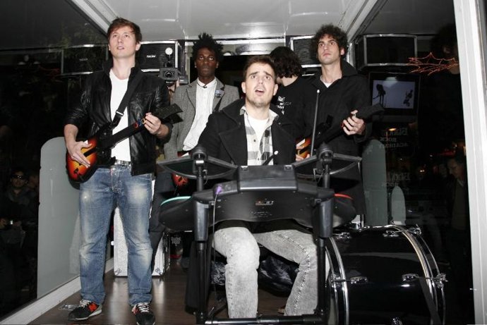 El grupo Zenttric juega con Guitar Hero 5