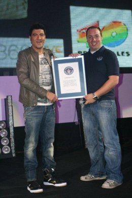 Tony Aguilar recoge el Record Guiness