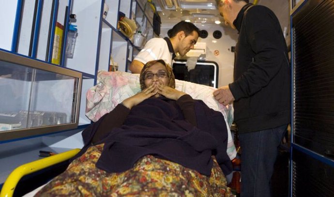 Haidar entra en una ambulancia cuando cree que regresa a Marruecos
