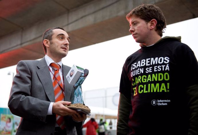 Activistas de Intermón Oxfam se reúnen con la Oficina de Cambio Climático del Go