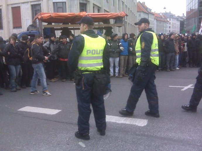 Activistas antiglobalización protestan por las detenciones de sus compañeros dur