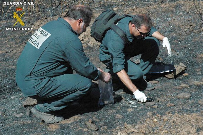 Agentes investigan el incendio