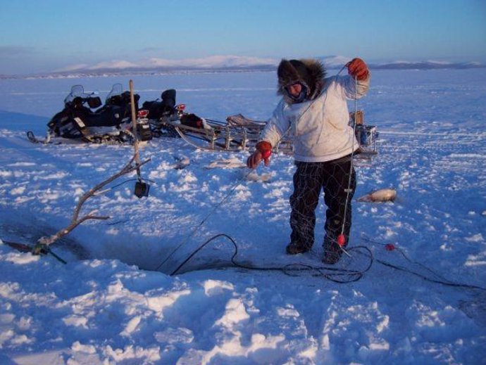 Esquimales pescando en el océano Artico, amenazado por el deshielo provocado por