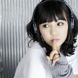 Dedos, mujer asiática, escuchando