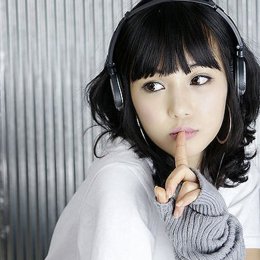 Dedos, mujer asiática, escuchando