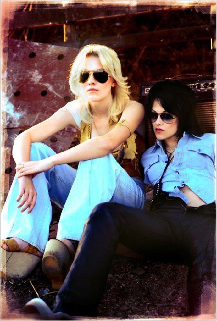 Kristen Stewart y Dakota Fanning en 'The Runaways'