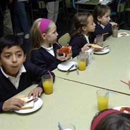 NIÑOS COMIENDO