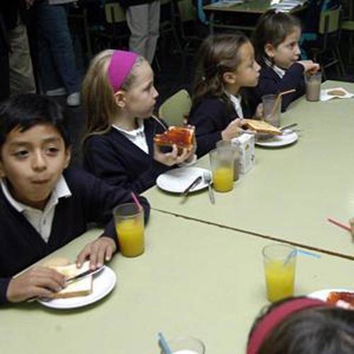 NIÑOS COMIENDO