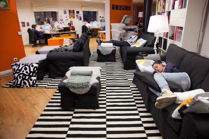 Siesta en la oficina.