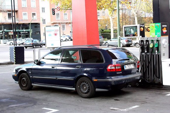 Imagen de una gasolinera con un coche repostando