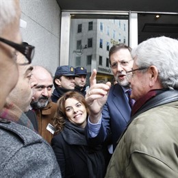Rajoy  habla con taxistas