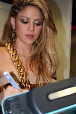 Shakira firma una Xbox 360