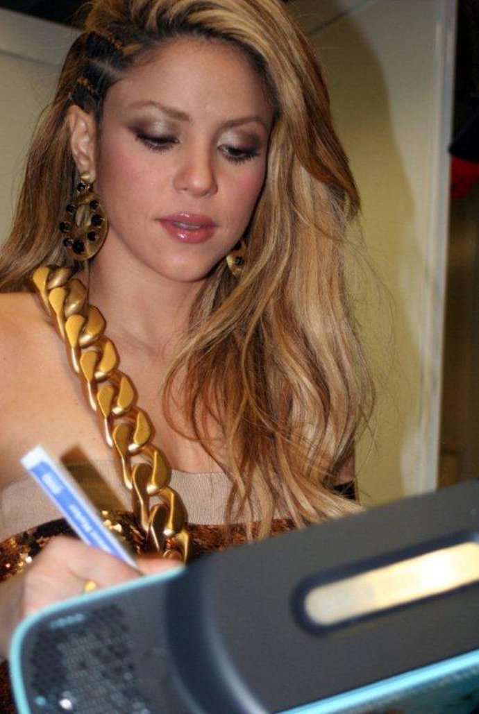 Shakira firma una Xbox 360
