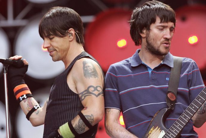 El cantante de los Red Hot Chili Peppers, Anthony Kiedis, y el guitarrista John 