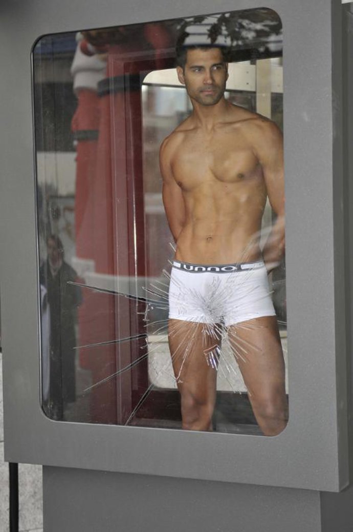 Modelo en calzoncillos para UNNO