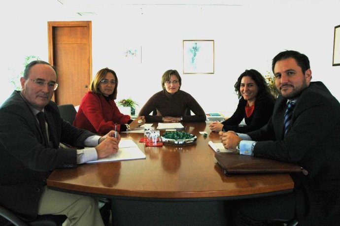 Martínez Perza entrega la resolución a RWE Innogy