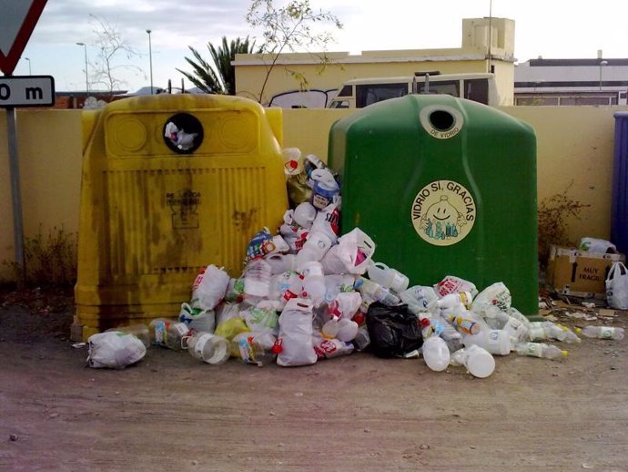 Estado de un contenedor en el barrio de Almatriche (Gran Canaria)