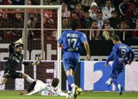 Dos goles de Soldado frenan al Sevilla