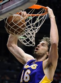 Bryant comanda el triunfo de Los Lakers en casa de los Nets