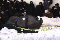 Cientos de miles de personas asisten a los funerales por Montazari y gritan lemas contra el Gobierno