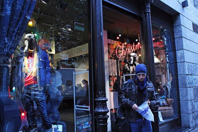 Tienda de ropa en con adornos de Navidad