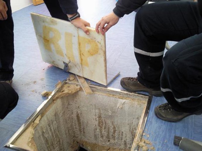 Los bomberos muestran la arqueta peligrosa del gimnasio