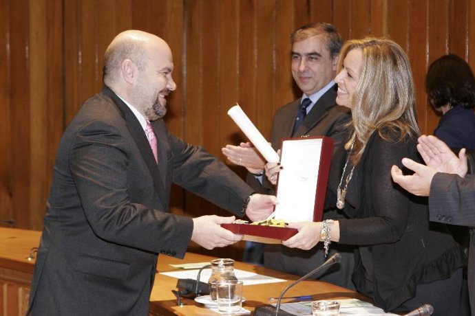 Jiménez entrega al presidente del CERMI, Luis Cayo Pérez Bueno, la Gran Cruz de 