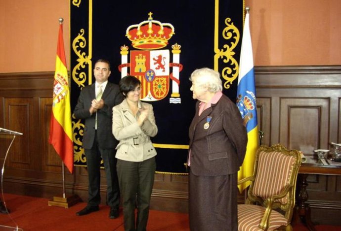 Momento de la entrega de la medalla.