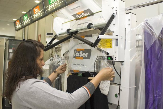 Con nuestra prenda perfectamente limpia.