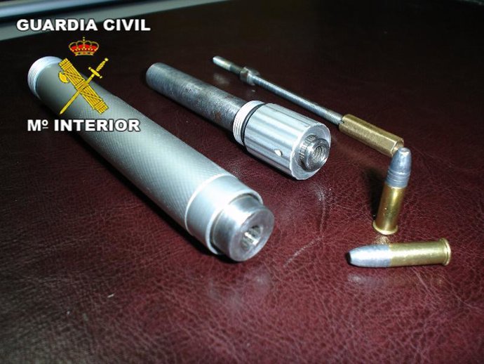 Pistola-linterna incautada por la Guardia Civil