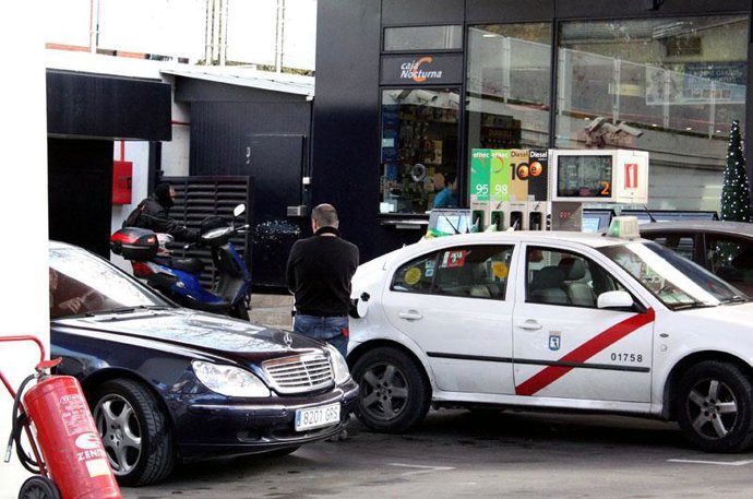 Gente repostando en una gasolinera