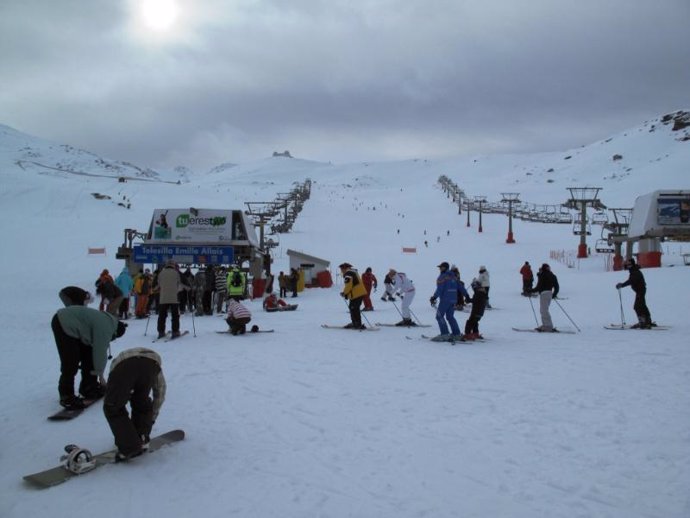 Esquiadores y aficionados al Snowboard de acercan a un telesilla 