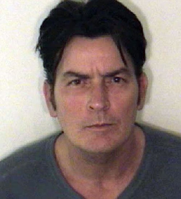 Charlie Sheen, encarcelado por cargos de violencia doméstica
