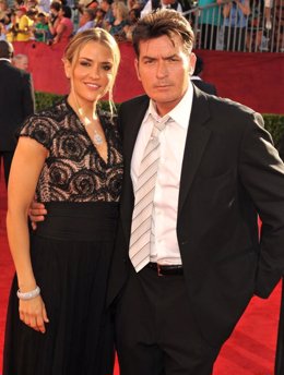El actor Charlie Sheen y su mujer Brooke Mueller