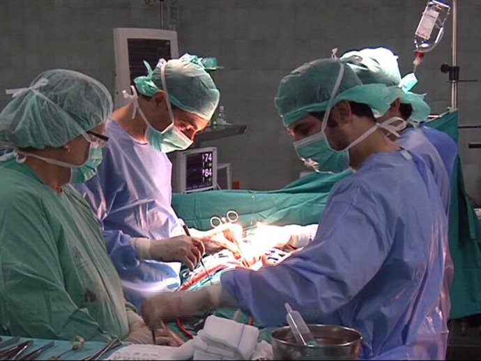 cirujanos resolviendo una estrechez de la válvula aórtica