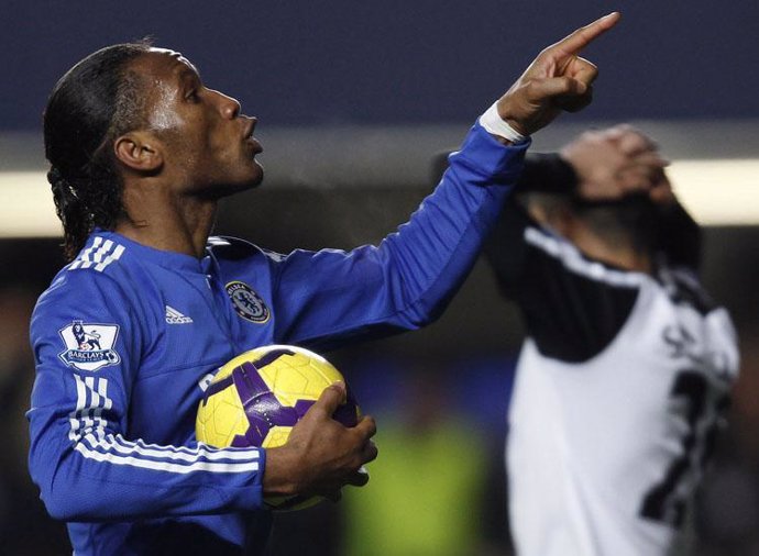 Drogba celebra su gol ante el Fulhman en la Premier