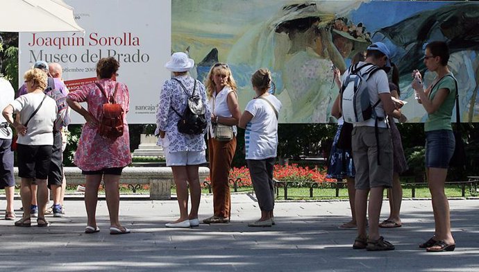Turistas por la ciudad de Madrid